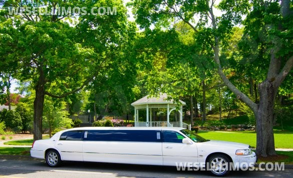 2011 Lincoln Town Car Limousine for Sale in Peabody, MA - Main Photo