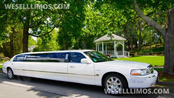 2011 Lincoln Town Car Limousine for Sale in Peabody, MA - Photo 2