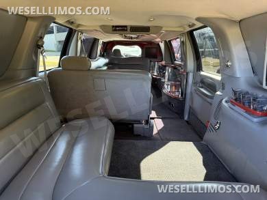 2004 Springfield Coach Builders Ford Excursion SUV Stretch - SUV Stretch for Sale in Minneapolis, MN - Photo 3