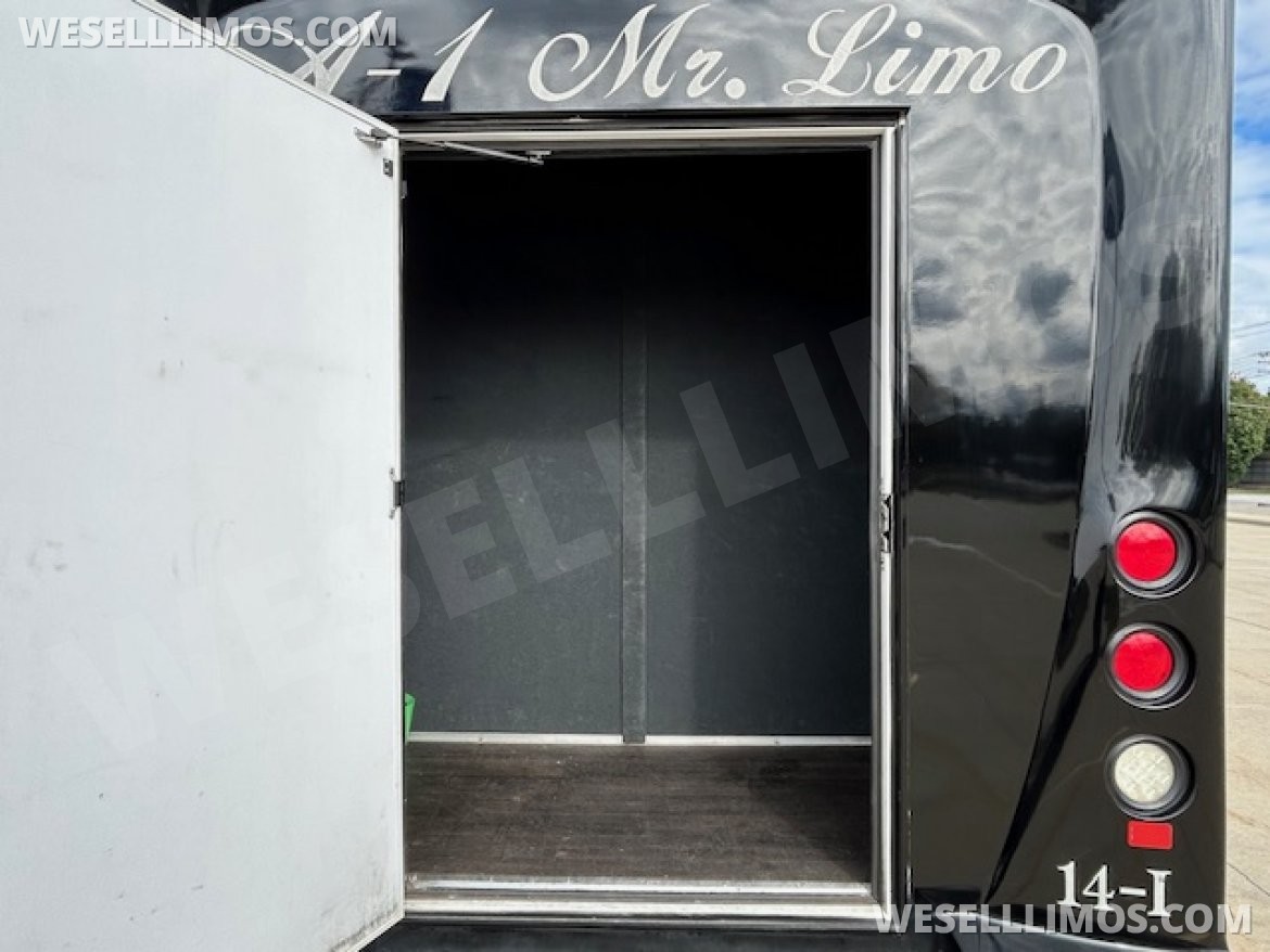 Shuttle Bus for Sale in Wickliffe, OH - Photo 6