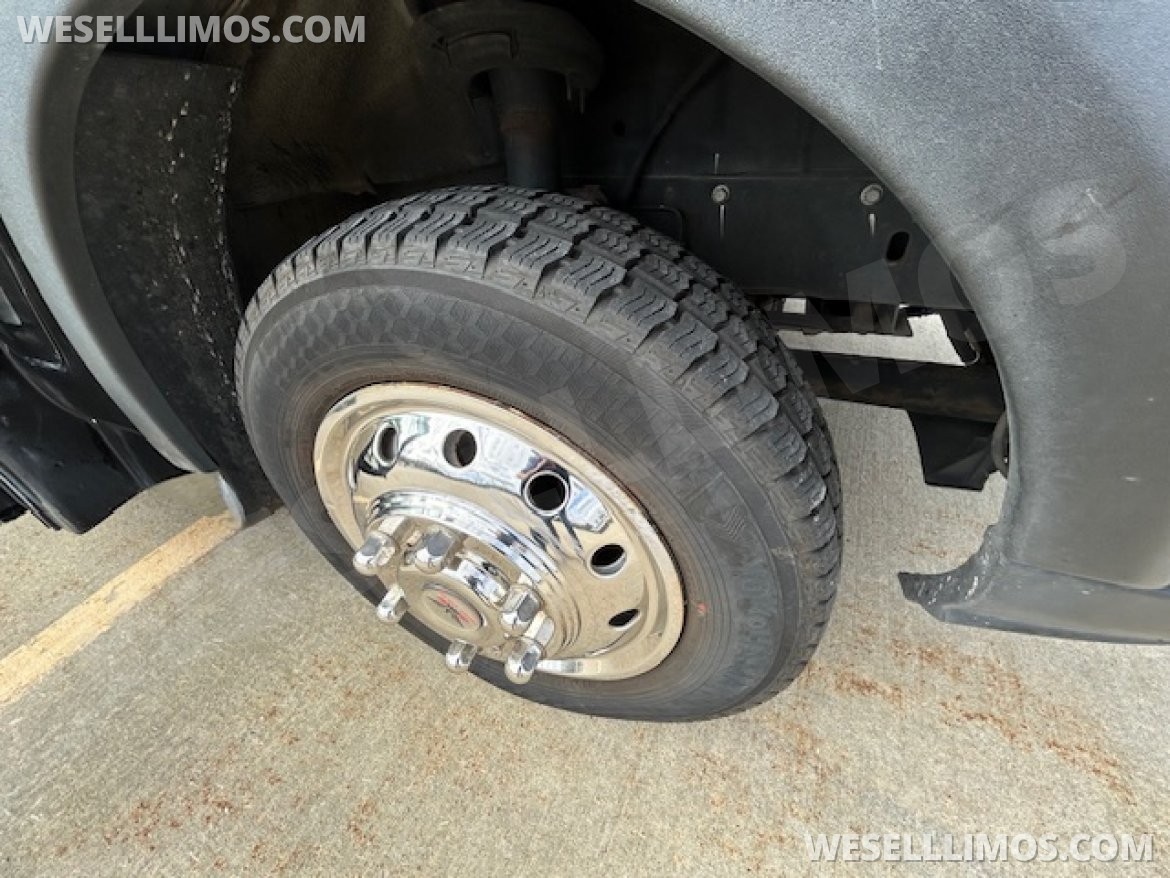 Shuttle Bus for Sale in Wickliffe, OH - Photo 16
