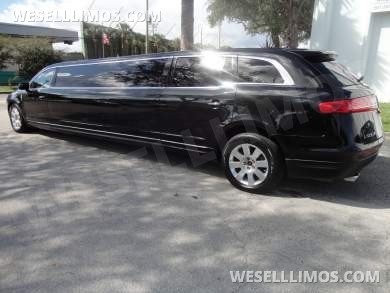 2015 Executive Coach Builders Lincoln MKT 120" Limousine - Limousine for Sale in Delray Beach, FL - Photo 2