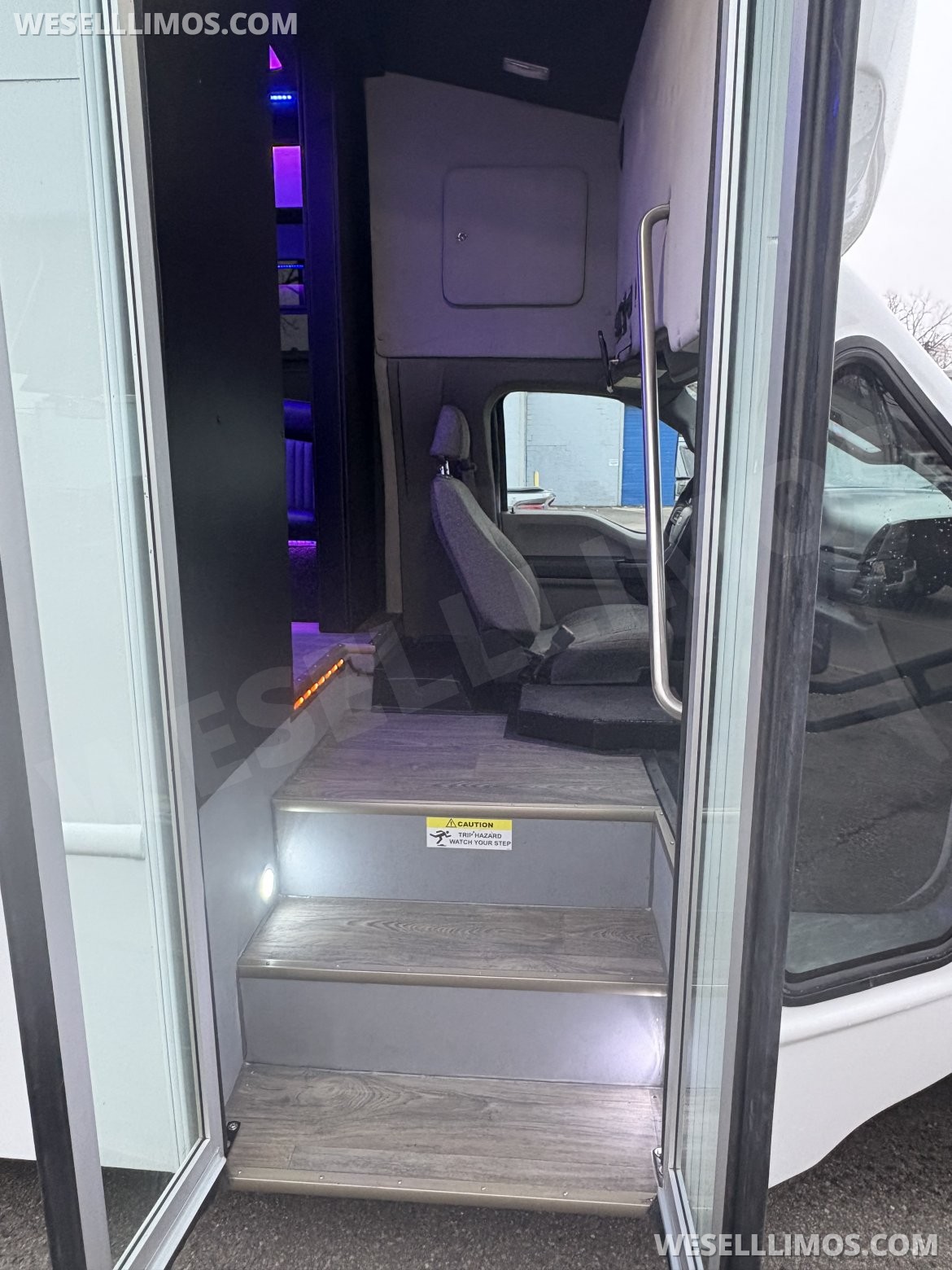 Limo Bus for Sale in Fraser, MI - Photo 11