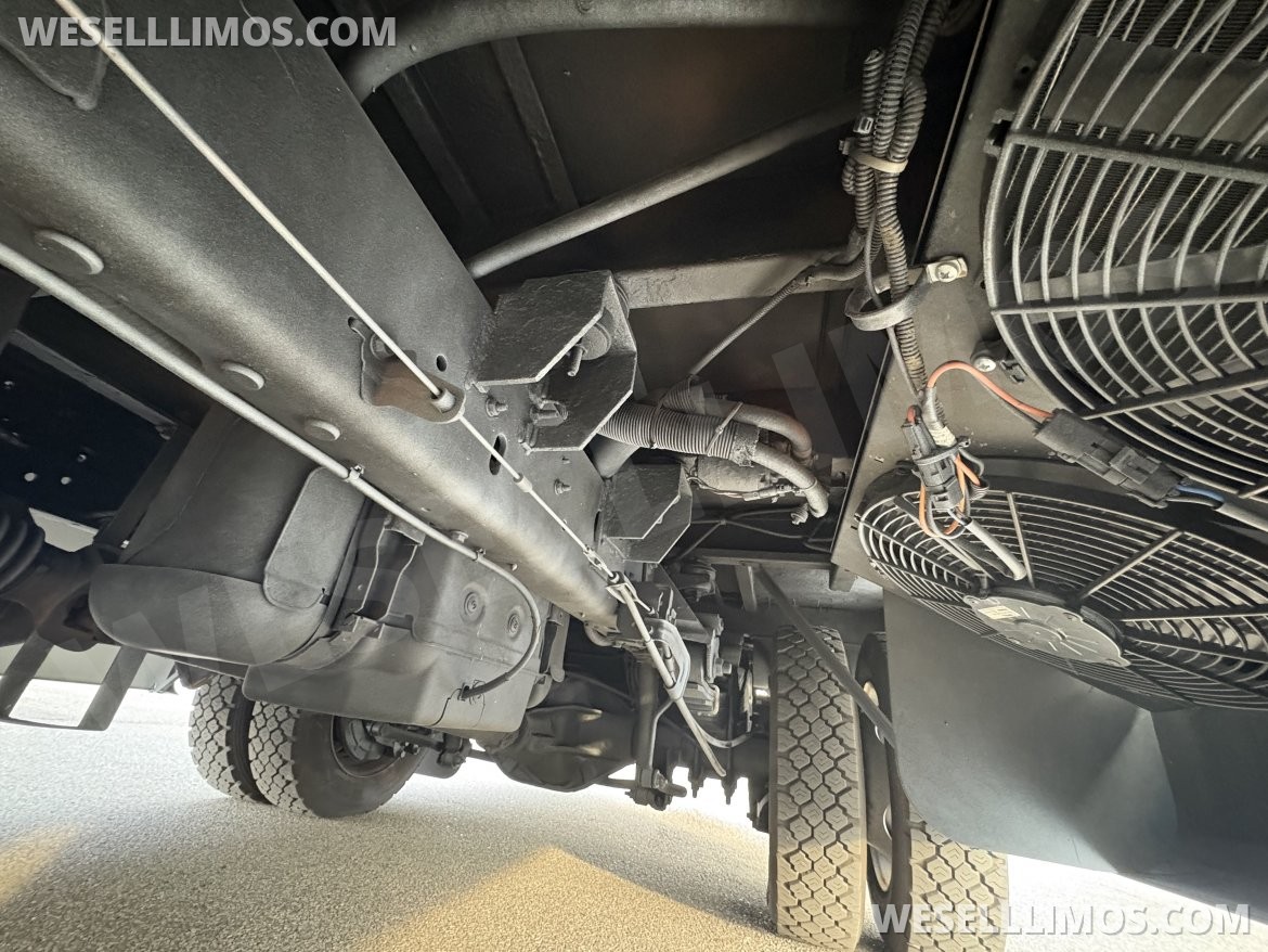 Limo Bus for Sale in Fraser, MI - Photo 16
