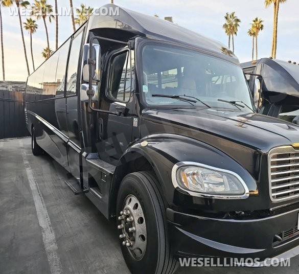 2015 Freightliner GM40 Executive Shuttle for Sale in Austin, TX - Photo 2