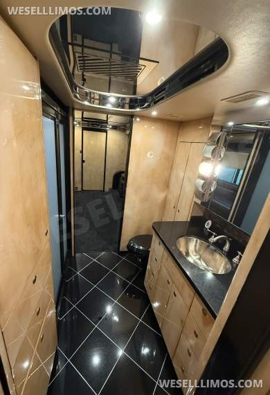 2004 Featherlite Prevost H3-45 VIP Executive Coach - Motorcoach for Sale in CAYCE, SC - Photo 11