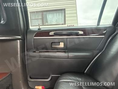 2007 Da Bryan Coach Lincoln Towncar  Limousine - Limousine for Sale in St Charles, IL - Photo 9