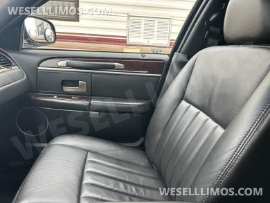 2007 Da Bryan Coach Lincoln Towncar  Limousine - Limousine for Sale in St Charles, IL - Photo 16