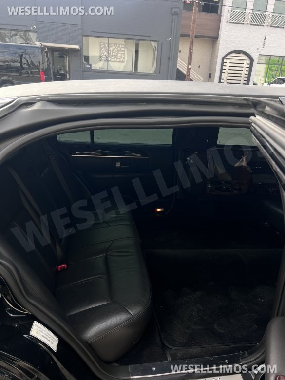 2011 Lincoln Town car Limousine for Sale in Dallas, TX - Photo 2