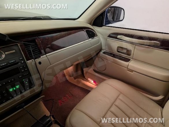 2006 Lincoln Town Car Limousine for Sale in Meredith, NH - Photo 2