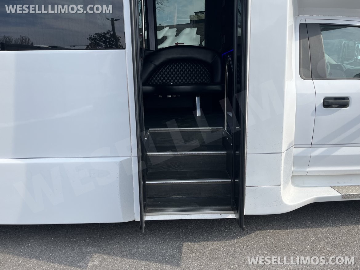 Limo Bus for Sale in Pasadena, MD - Photo 6