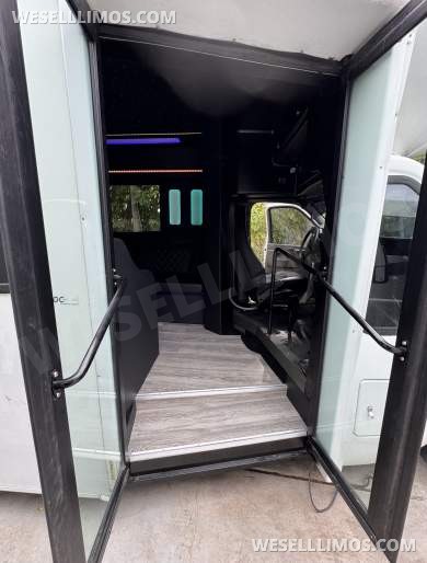 2020 Executive Chevrolet E455 Limo Bus - Limo Bus for Sale in Los Angeles, CA - Photo 5