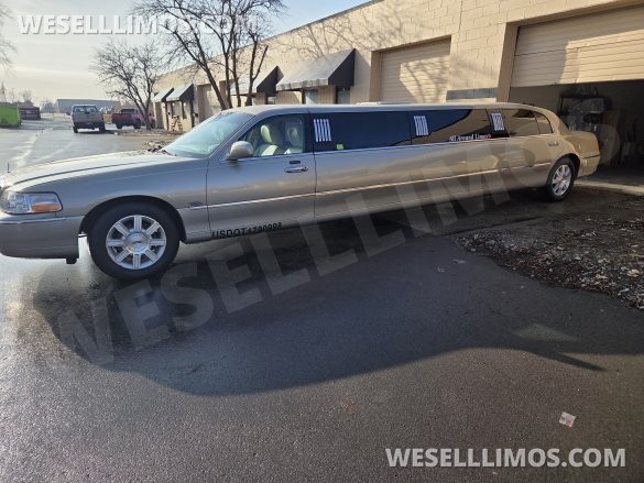 2011 Lincoln Town Car Limousine for Sale in Warren, MI - Photo 3