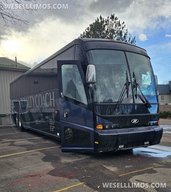 2011 MCI E4500 Motorcoach for Sale in Ft. Collins, CO - Photo 2