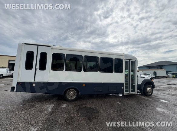 2015 Ford F550 Shuttle Bus for Sale in Webster, FL - Photo 2