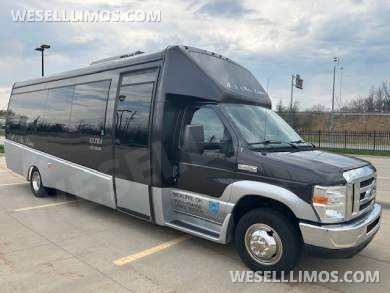 2017 Berkshire Ford E450 Limo Bus - Limo Bus for Sale in Cleveland, OH - Photo 23