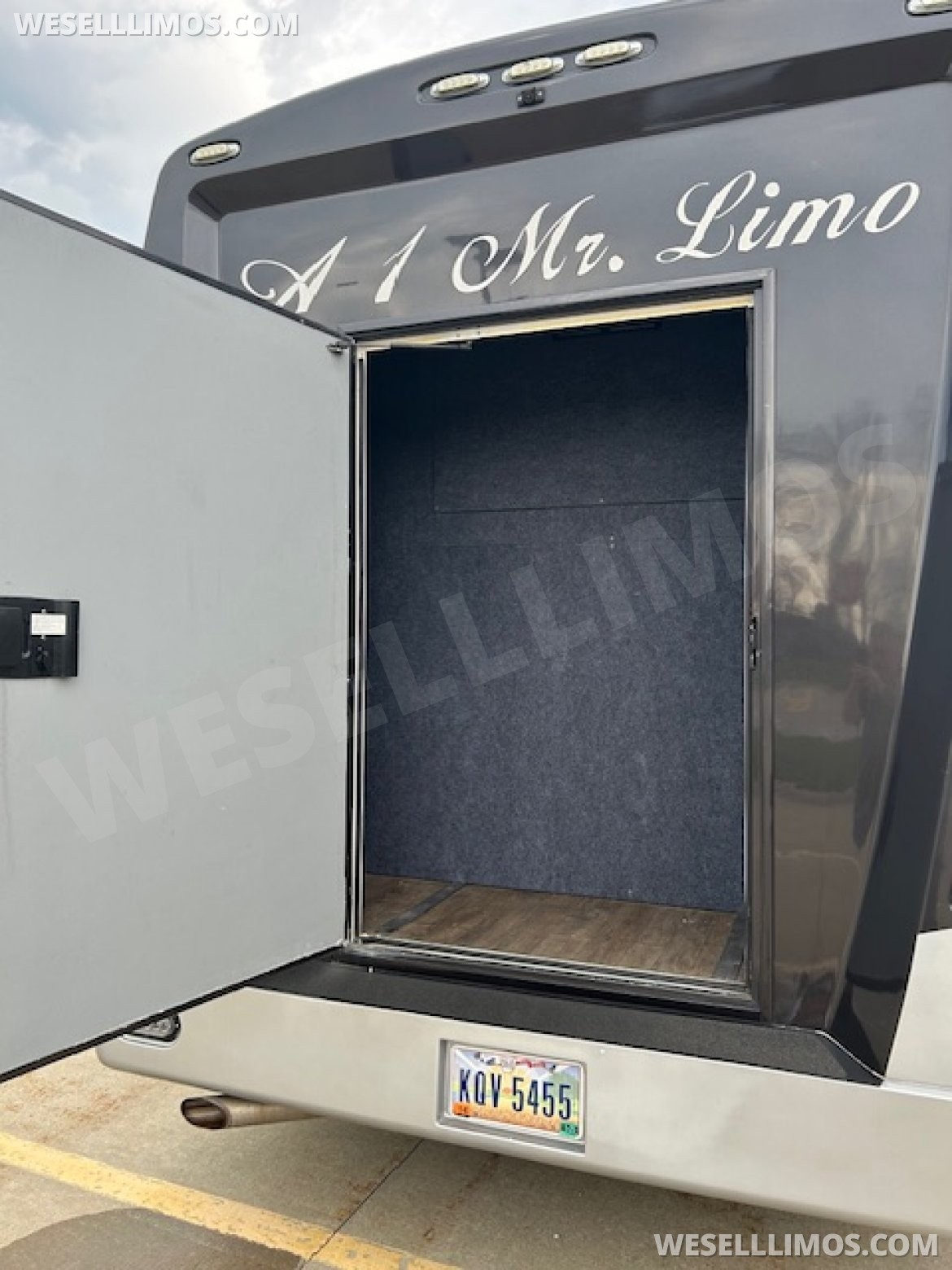 Limo Bus for Sale in Cleveland, OH - Photo 31