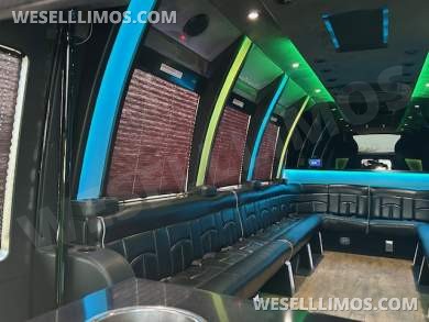 2017 Berkshire Ford E450 Limo Bus - Limo Bus for Sale in Cleveland, OH - Photo 9