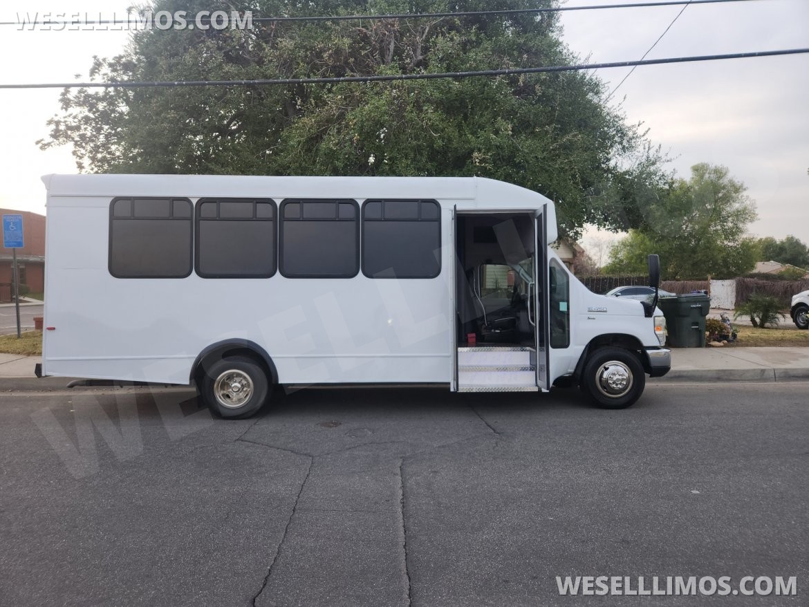 Limo Bus for Sale in pepper Pike, OH - Main Photo