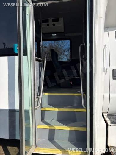 2016 Glaval Ford F650 Shuttle Bus - Shuttle Bus for Sale in Steubenville, OH - Photo 10