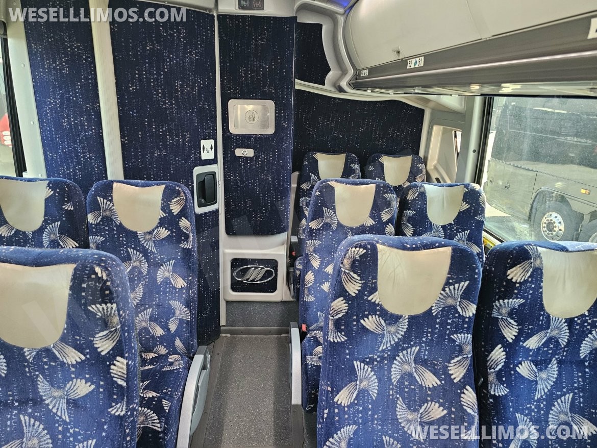 Motorcoach for Sale in Chicago, IL - Photo 9