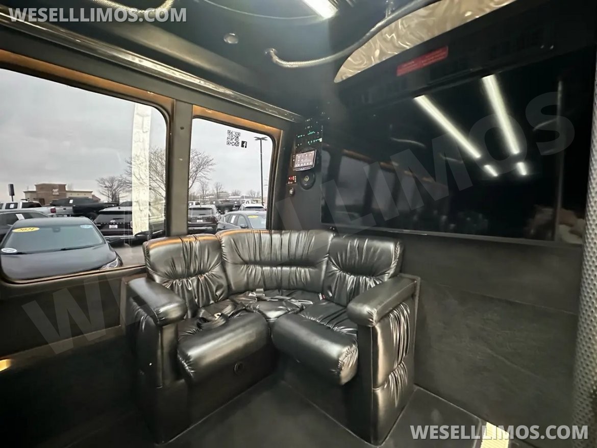 Limo Bus for Sale in Peru, IL - Photo 5