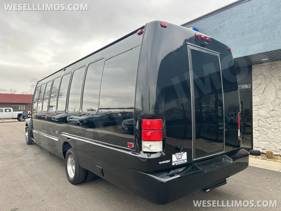 Limo Bus for Sale in Peru, IL - Photo 10