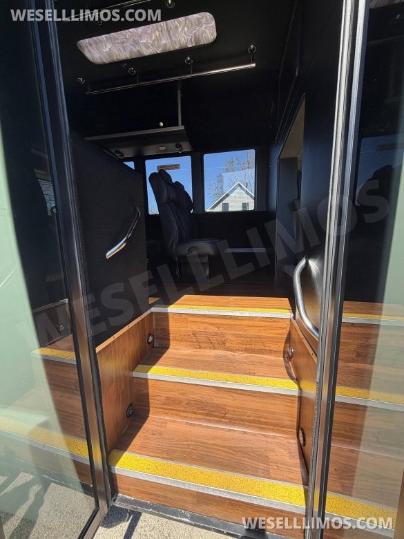 2012 Freightliner M2 Executive Shuttle for Sale in Westport, MA - Photo 2