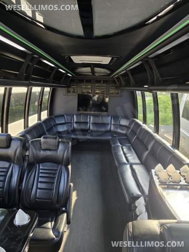 2018 Ford F550 Limo Bus by Turtle Top 26 Passenger only 51k miles - Limo Bus for Sale in Erie, PA - Photo 4