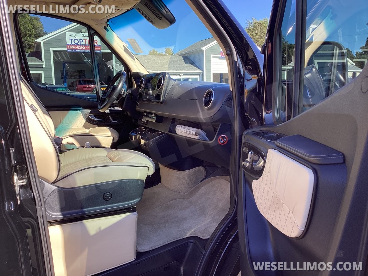 Limousine for Sale in Columbus, OH - Photo 9