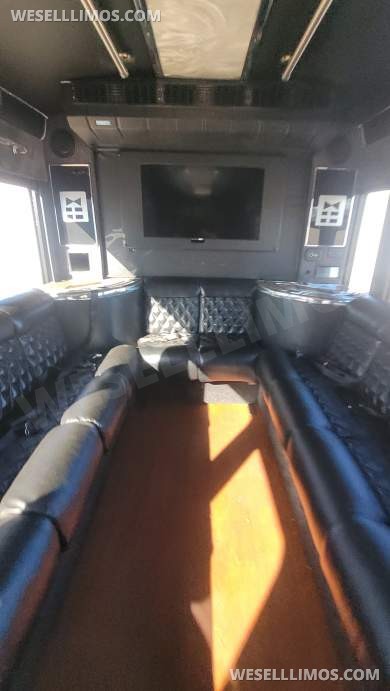 2014 Specialty Vehicles Group International navistar diesel Limo Bus - Limo Bus for Sale in Laguna Niguel, CA - Photo 21