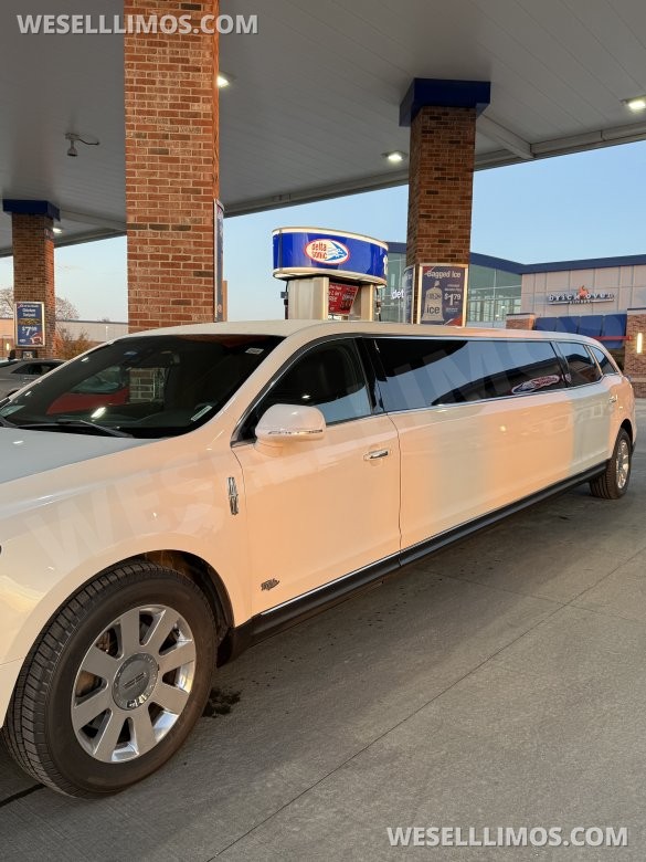 2016 Lincoln MKT Limousine for Sale in Naperville, IL - Photo 3