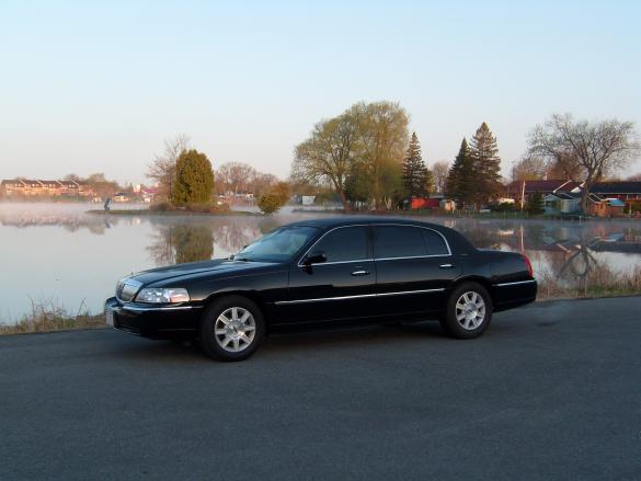 2011 Lincoln Town Car Executive L Sedan for Sale in Hogansburg, NY - Photo 2