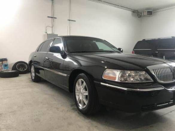 2011 Lincoln Town Car Executive L Sedan for Sale in Madison, WI - Main Photo
