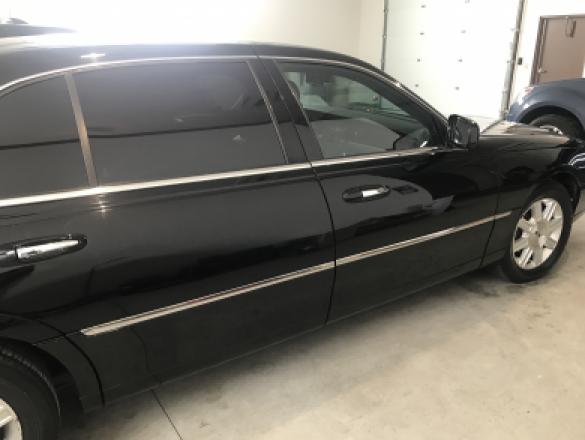 2011 Lincoln Town Car Executive L Sedan for Sale in Madison, WI - Photo 2