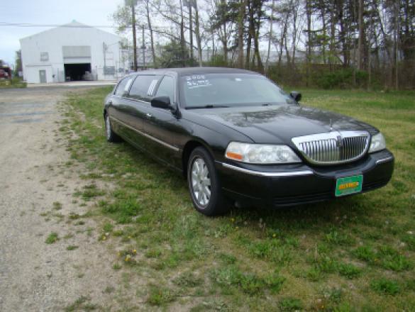 2005 Lincoln  Town Car Royale Limousine for Sale in Egg Harbor City, NJ - Photo 3