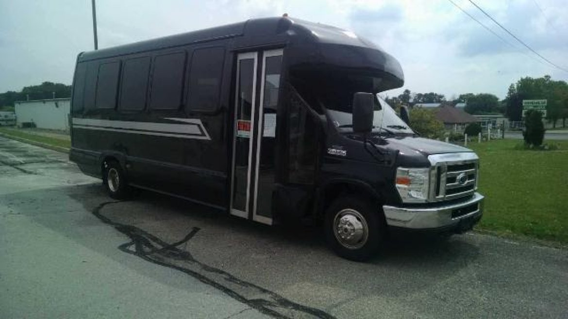 Limo Bus for Sale in Dayton, OH - Photo 9