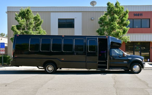 2006 Ford f-550 Limo Bus for Sale in Fontana, CA - Photo 3