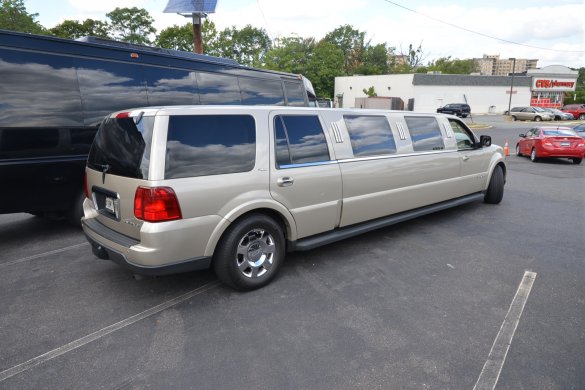 2005 Lincoln Navigator Limousine for Sale in Northeast, MD - Photo 3