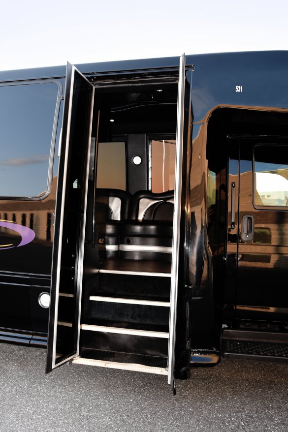 2007 Chevrolet Night Rider Limo Bus for Sale in Harrisburg, PA - Photo 3