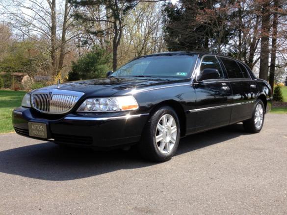 2007 Lincoln Lincoln Town Car L Series Sedan for Sale in Trenton, NJ - Main Photo