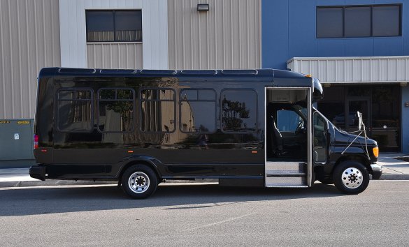 2003 Ford E-450 Limo Bus for Sale in Fontana, CA - Photo 2