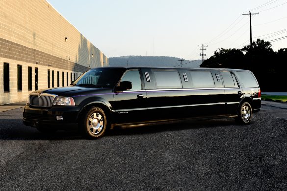 2006 Lincoln Navigator Limousine for Sale in Harrisburg, PA - Main Photo