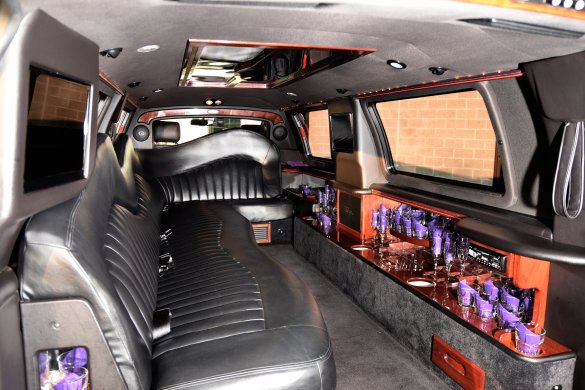 2006 Lincoln Navigator Limousine for Sale in Harrisburg, PA - Photo 2