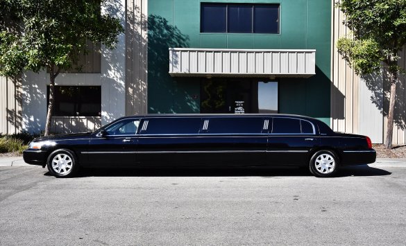2011 Lincoln Town Car Limousine for Sale in Fontana, CA - Photo 2