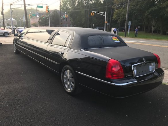 2003 Lincoln Town Car Limousine for Sale in Caldwell, NJ - Photo 2