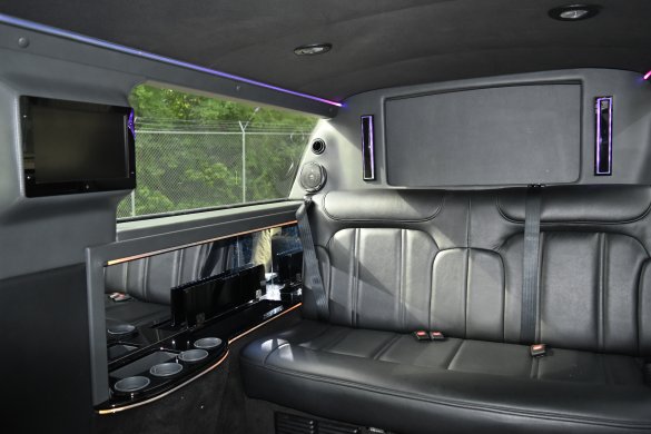 2014 Lincoln MKT 70 Limousine for Sale in Haverhill, MA - Main Photo