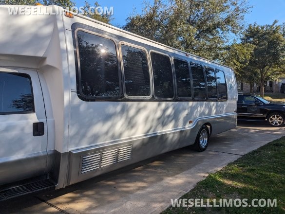 2007 Ford F550 Limo Bus for Sale in Kyle, TX - Photo 2