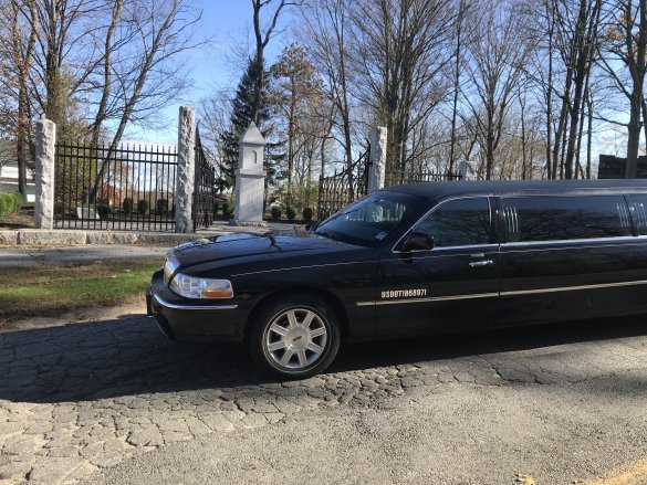 2011 Lincoln Town Car Limousine for Sale in Millbury, MA - Photo 2