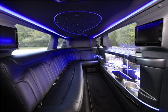 2017 Lincoln MKT 120" 5 Door Limousine for Sale in HAVERHILL, MA - Main Photo